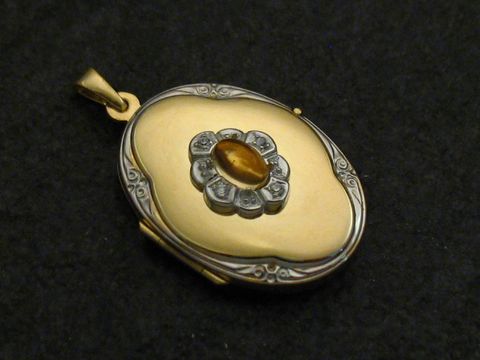 Citrin gelb Medaillon Cabochon Gold 585 bicolor von Juwelier Harnisch, verziert mit einem ovalen Citrin und kleinen Steinen, elegantes Schmuckstück für besondere Anlässe.