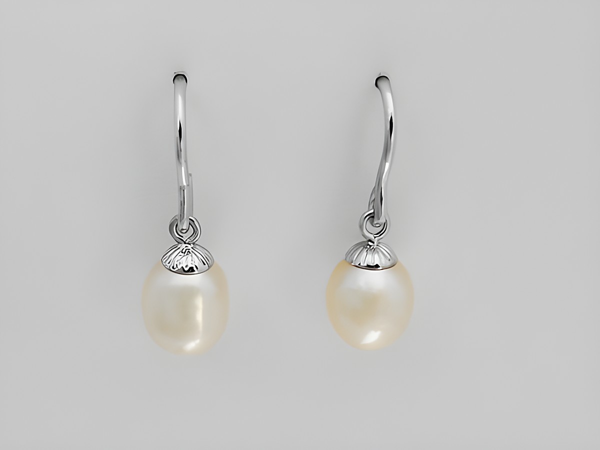 Ohrhaken Ohrringe aus rhodiniertem Silber mit weißen Süßwasserzuchtperlen in Tropfenform, Durchmesser 9,6 mm, hochwertiger Schmuck vom Juwelier Harnisch.
