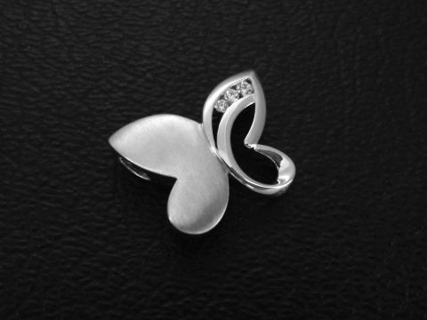 Silber Anhänger rhod. Schmetterling teilmattiert mit Zirkonia von Juwelier Harnisch, ideal für Tierliebhaber. Elegantes Design und hochwertige Verarbeitung.