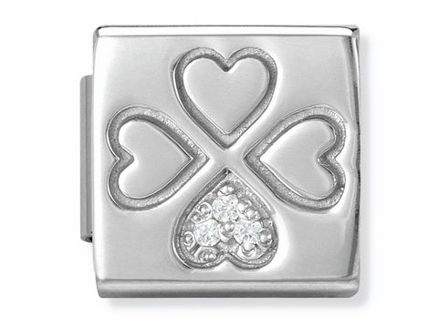 Ein elegantes Charm von Nomination aus der Royal Collection, das einen Glücksklee mit Herzen und weißen Zirkonia zeigt, gefertigt aus hochwertigem Edelstahl.