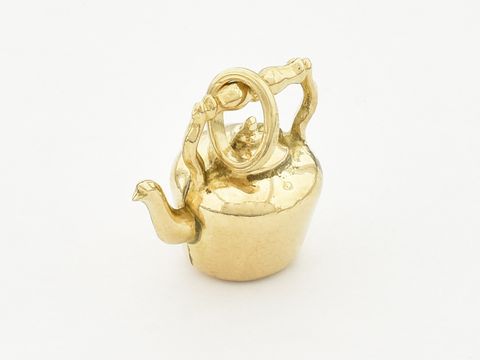 Teekessel Anhänger aus 333 Gold von Juwelier Harnisch, nostalgisches Design mit feinen Details und einem eleganten Henkel, ideal als stilvolles Schmuckstück oder Geschenk.