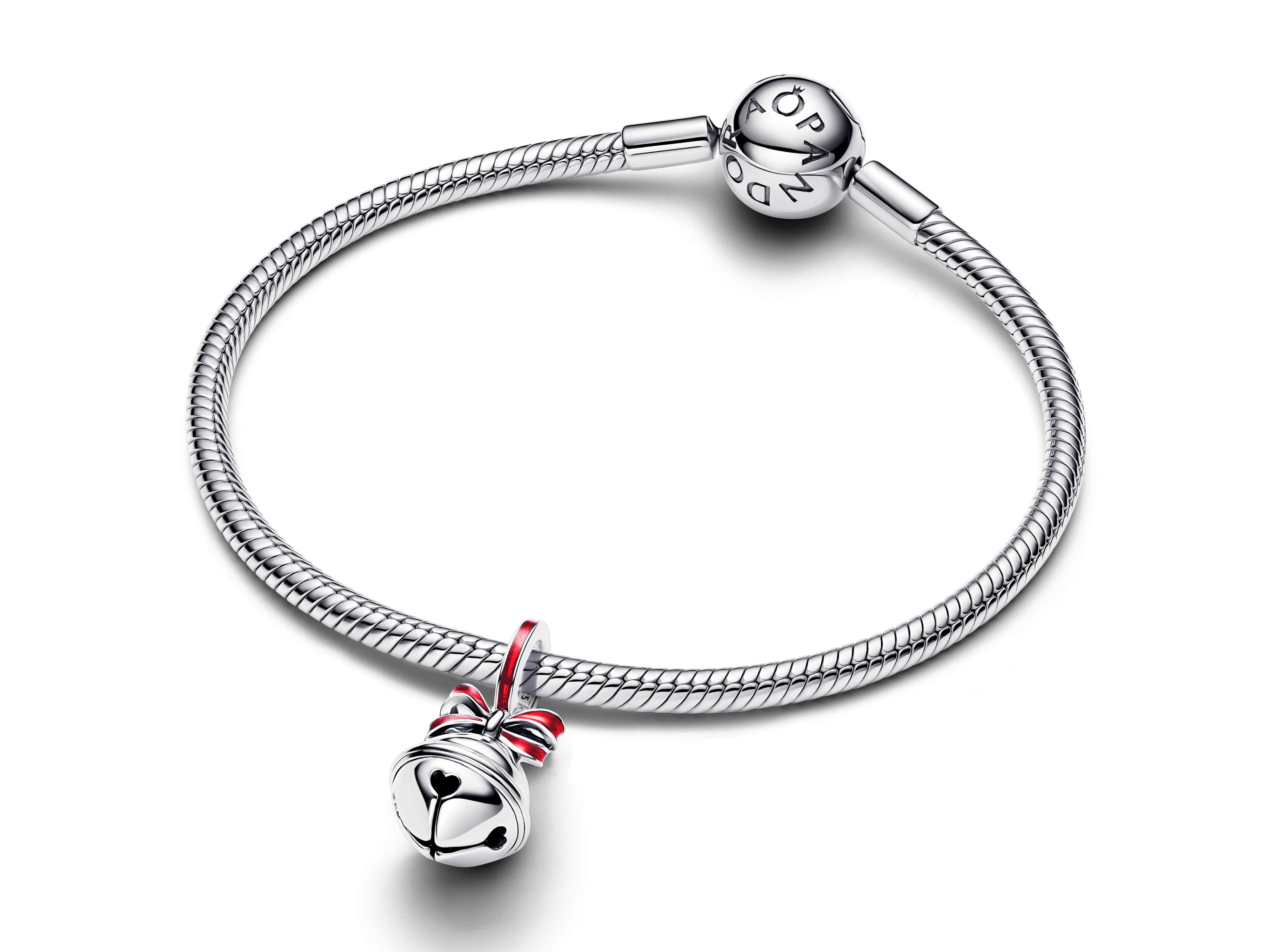 Silbernes Armband mit einem Weihnachtsglocken Charm aus Sterling Silber und rotem Emaille, verziert mit einer Schleife. Ideal für festliche Anlässe und Geschenkideen.