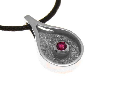 Weißgold Goldanhänger 585 in Tropfenform mit einem brillanten Rubin in der Mitte, Hersteller Juwelier Harnisch, elegant und zeitlos, ideal als Schmuckstück oder Geschenk.