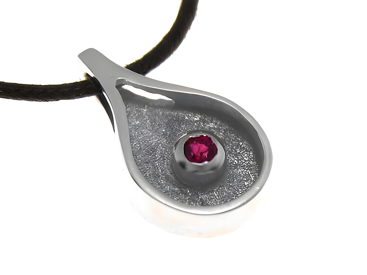 Weißgold Goldanhänger 585 in Tropfenform mit einem brillanten Rubin in der Mitte, Hersteller Juwelier Harnisch, elegant und zeitlos, ideal als Schmuckstück oder Geschenk. – Ansicht 2