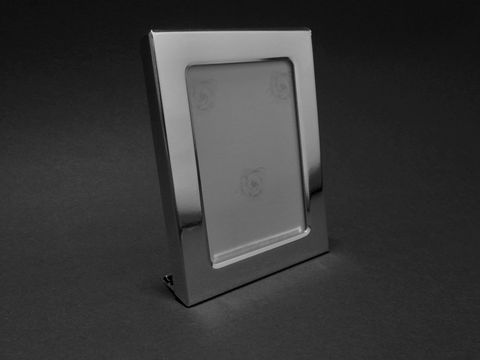 Versilberter Bilderrahmen im Format 7 x 5,5 cm für 5,2 x 3,7 cm große Bilder. Rechteckige Form mit Trageständer und Möglichkeit zur Gravur. Hersteller: Juwelier Harnisch.