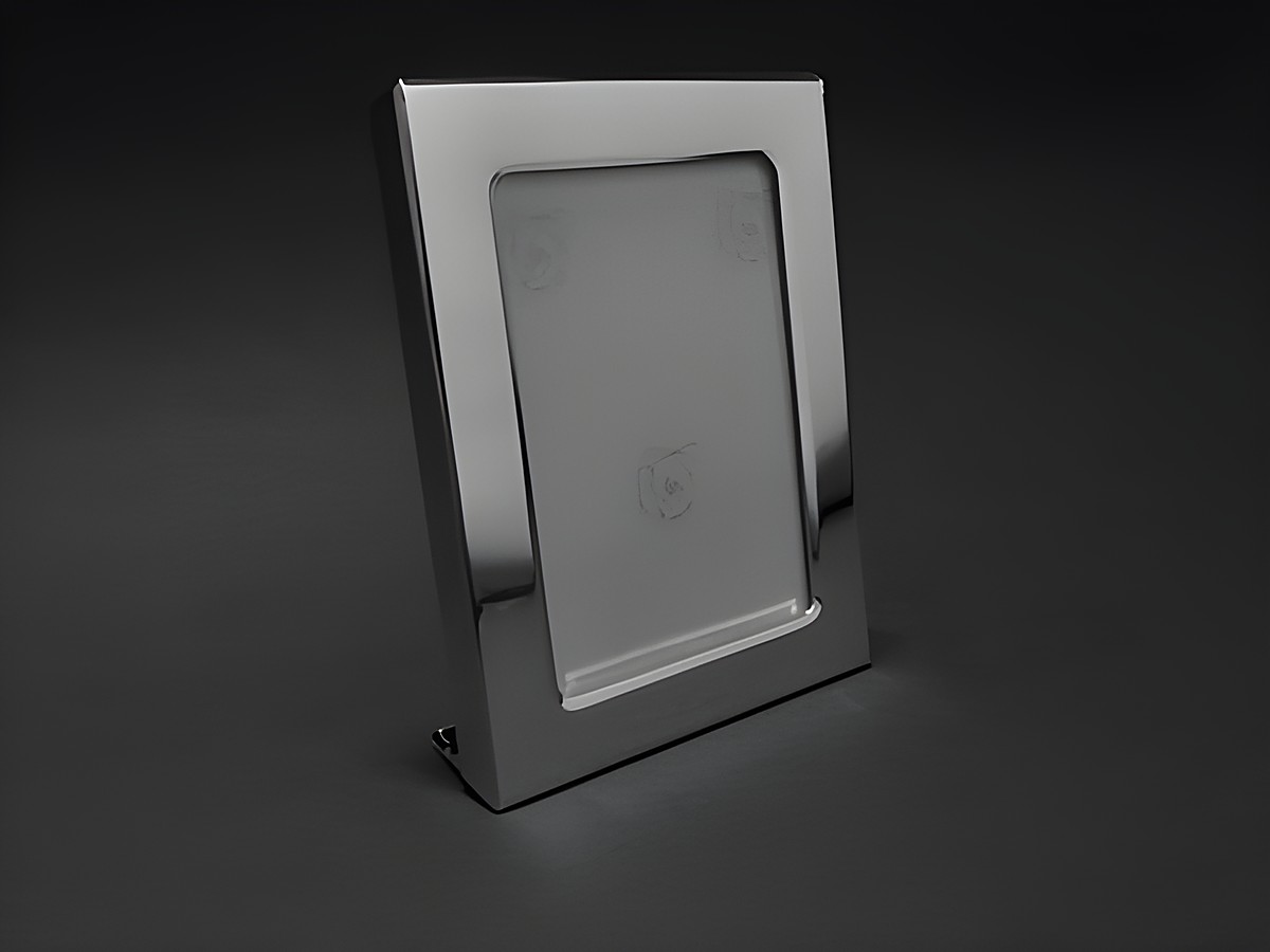 Versilberter Bilderrahmen im Format 7 x 5,5 cm für 5,2 x 3,7 cm große Bilder. Rechteckige Form mit Trageständer und Möglichkeit zur Gravur. Hersteller: Juwelier Harnisch.