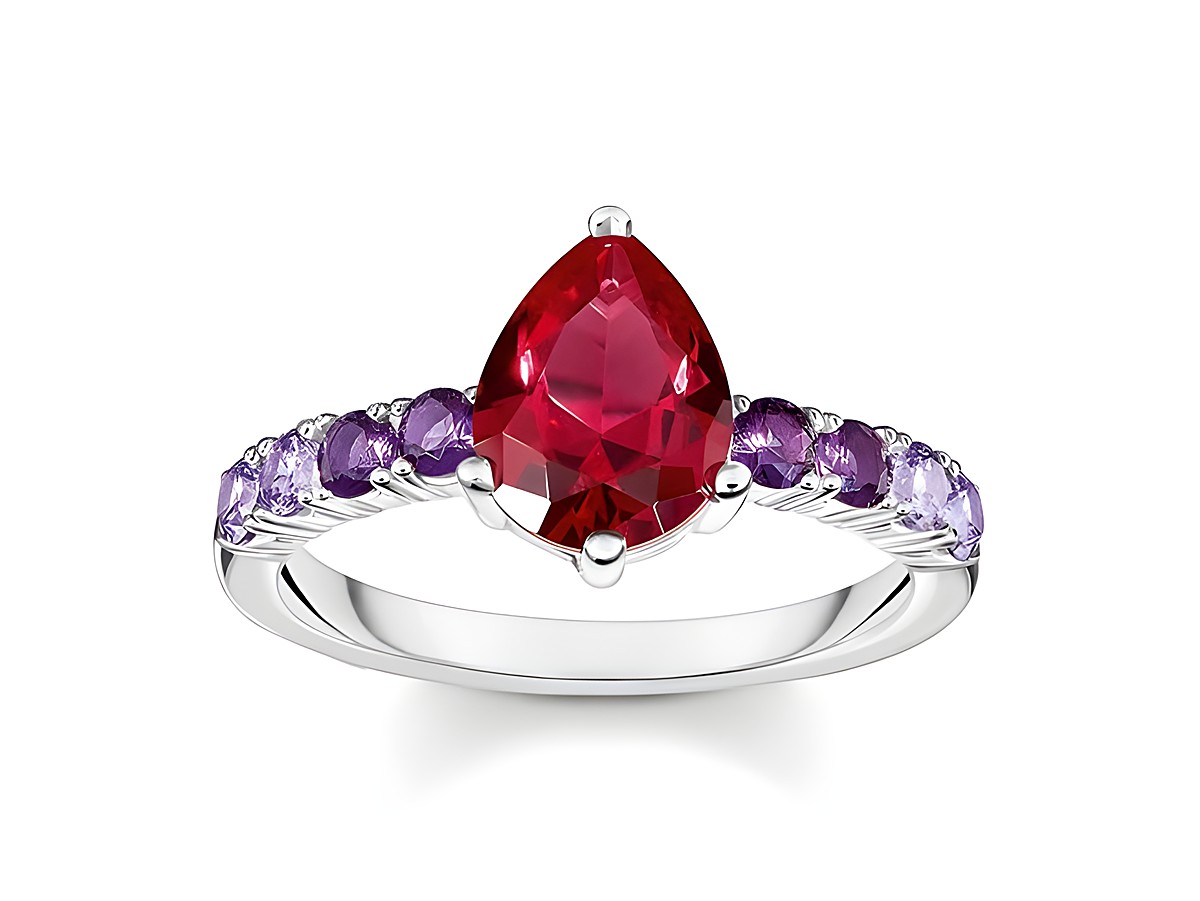 Ein eleganter Thomas Sabo Ring aus Silber mit einem tropfenförmigen Glas-Keramik Stein in Rot, umgeben von synth. Korund und Zirkonia in Violett, Größe 48.