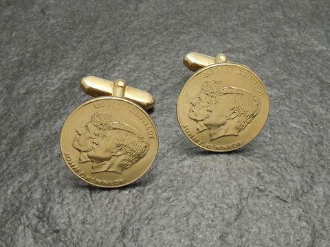 Manschettenknöpfe vergoldet in Münzoptik mit Abbildungen von J.F. Kennedy, hergestellt von Juwelier Harnisch, goldfarben und stilvoll für besondere Anlässe.