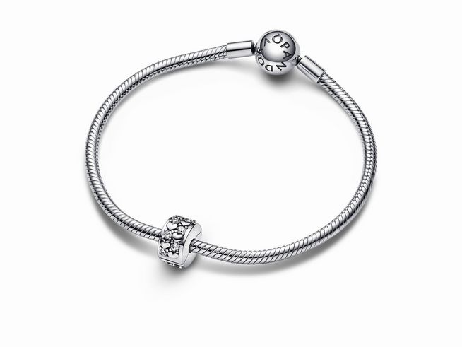 Pandora Unendlichkeit Herzen Funkelnder Clip-Stopper aus Sterling Silber mit Zirkonia in klarer Farbe auf einem Schmuckarmband präsentiert, perfekt für besondere Anlässe wie Hochzeiten.