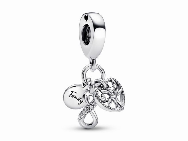 Pandora Family Infinity Triple Charm-Anhänger aus Sterling Silber mit Zirkonia in klar, bestehend aus einem Herz, einer Unendlichkeitsschleife und einer plattierten Scheibe mit der Gravur Family.
