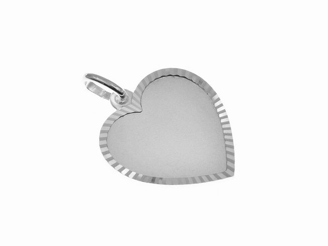 Mattierter Gravur Herz Silber Anhänger des Herstellers Juwelier Harnisch, schlichtes Design mit leicht abgerundetem Rand und einer glänzenden Schlaufe zum Aufhängen.