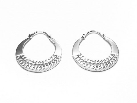 Silber Creole Ohrringe mit einem Durchmesser von 22 mm, hergestellt von Juwelier Harnisch, bis 25 mm, mit einem eleganten Design und feiner Musterung.