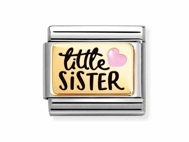 Kleine Schwester Emaille Charm aus der Kollektion Nomination Classic Gold 030289 06, mit verspielter Schrift und einem kleinen rosa Herz auf goldenem Hintergrund. Ideal für persönliche Armbänder.