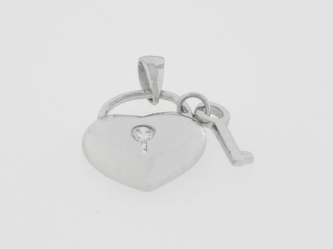 Silber Anhänger in Form eines Herzschlosses mit einem klaren Zirkonia und einem Schlüssel, romantisches Design, Hersteller Juwelier Harnisch, plastisch gestaltet.