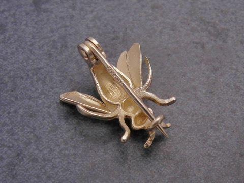 Gold Brosche - tierisch - Gold 333 - Fliege - Anstecknadel, Hersteller: Juwelier Harnisch, Broschen. Die Brosche zeigt eine filigrane Fliege aus 333er Gold auf einem eleganten Hintergrund.