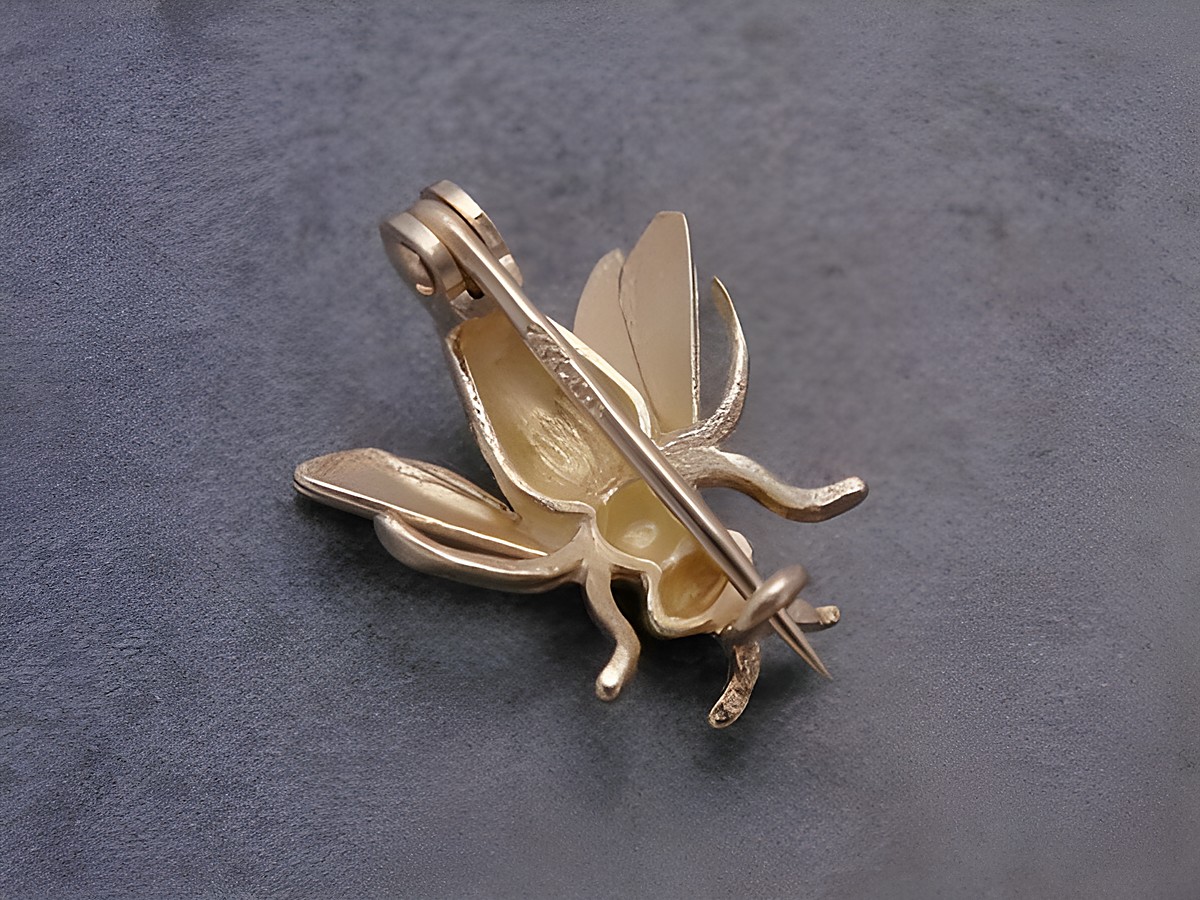 Gold Brosche - tierisch - Gold 333 - Fliege - Anstecknadel, Hersteller: Juwelier Harnisch, Broschen. Die Brosche zeigt eine filigrane Fliege aus 333er Gold auf einem eleganten Hintergrund. – Ansicht 2