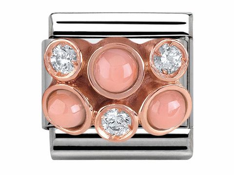 Classic Roségold Charm mit rosa Koralle und Zirkonia, besteht aus einem eleganten Design mit fünf funkelnden Steinen, ideal für persönliche Armbänder von Nomination.