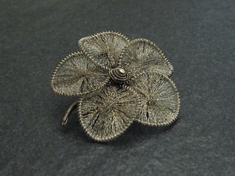 60369-0 Filigrane City Brosche aus Handarbeit in Form einer Blume, 45x45 mm, hergestellt von Juwelier Harnisch, ein elegantes Stück Modeschmuck, das jedem Outfit Charme verleiht.