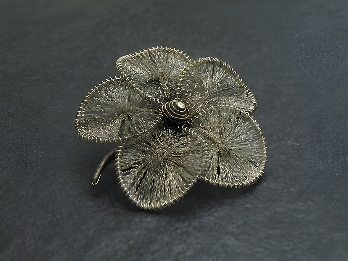 Filigrane City Brosche aus Handarbeit in Form einer Blume, 45x45 mm, hergestellt von Juwelier Harnisch, ein elegantes Stück Modeschmuck, das jedem Outfit Charme verleiht.