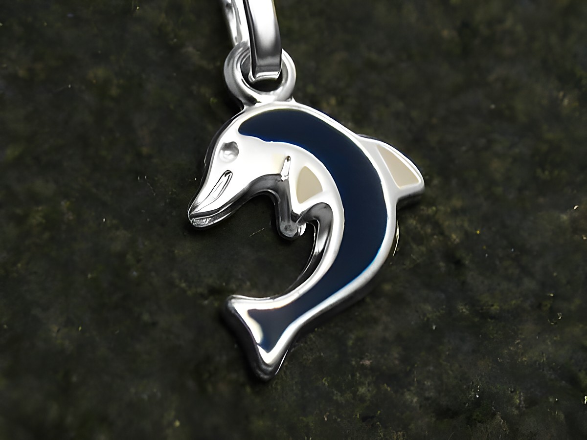 Delphin emaillierter Sterling Silber Anhänger, Hersteller Juwelier Harnisch, für Kinder, in stilvollem Design mit blauer und silberner Farbgebung.