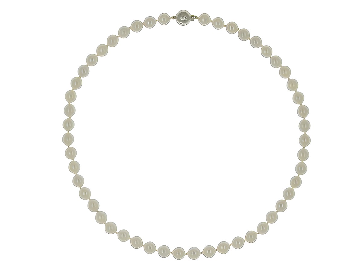 Perlenkette aus Akoya-Zuchtperlen mit einem Durchmesser von 8-8,5 mm in Weiß, klassisch gefädelt, mit einem Verschluss, Länge 46 cm, Hersteller Juwelier Harnisch. – Ansicht 3