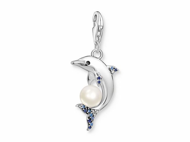 Delfin-Anhänger aus Sterling Silber mit einer Perle in der Mitte und blauen Emaille-Akzenten, gefertigt von Thomas Sabo, charmante tierische Figur.