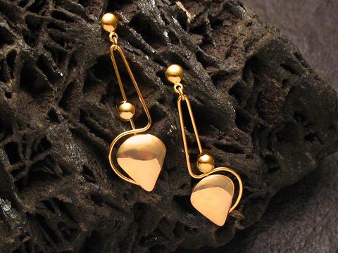 Echtgold Ohrhänger von Juwelier Harnisch, phantasievoll gestaltet ohne Stein, zeichnen sich durch eine elegante Form und glänzende Oberflächen aus, ideal für jeden Anlass.