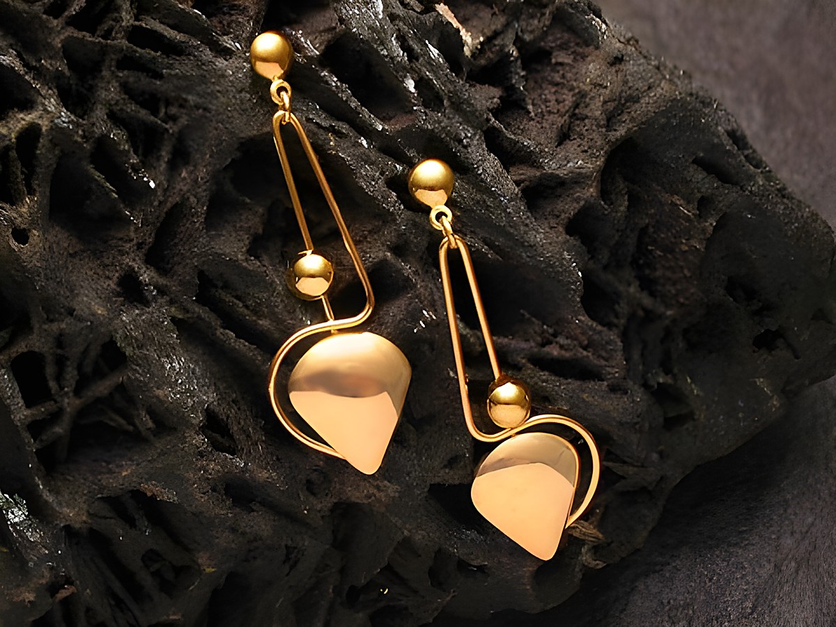 Echtgold Ohrhänger von Juwelier Harnisch, phantasievoll gestaltet ohne Stein, zeichnen sich durch eine elegante Form und glänzende Oberflächen aus, ideal für jeden Anlass.