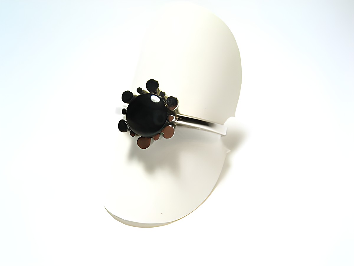 Feiner Designer Silber Ring rhodiniert mit schwarzem Onyx, Hersteller Juwelier Harnisch, verstellbarer Ring in elegantem Design.