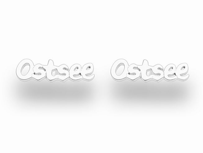DUR Ohrringe mit dem Schriftzug Ostsee aus rhodiniertem Sterling Silber, filigran und modern gestaltet, ideal als unaufdringlicher Schmuck für jeden Anlass.