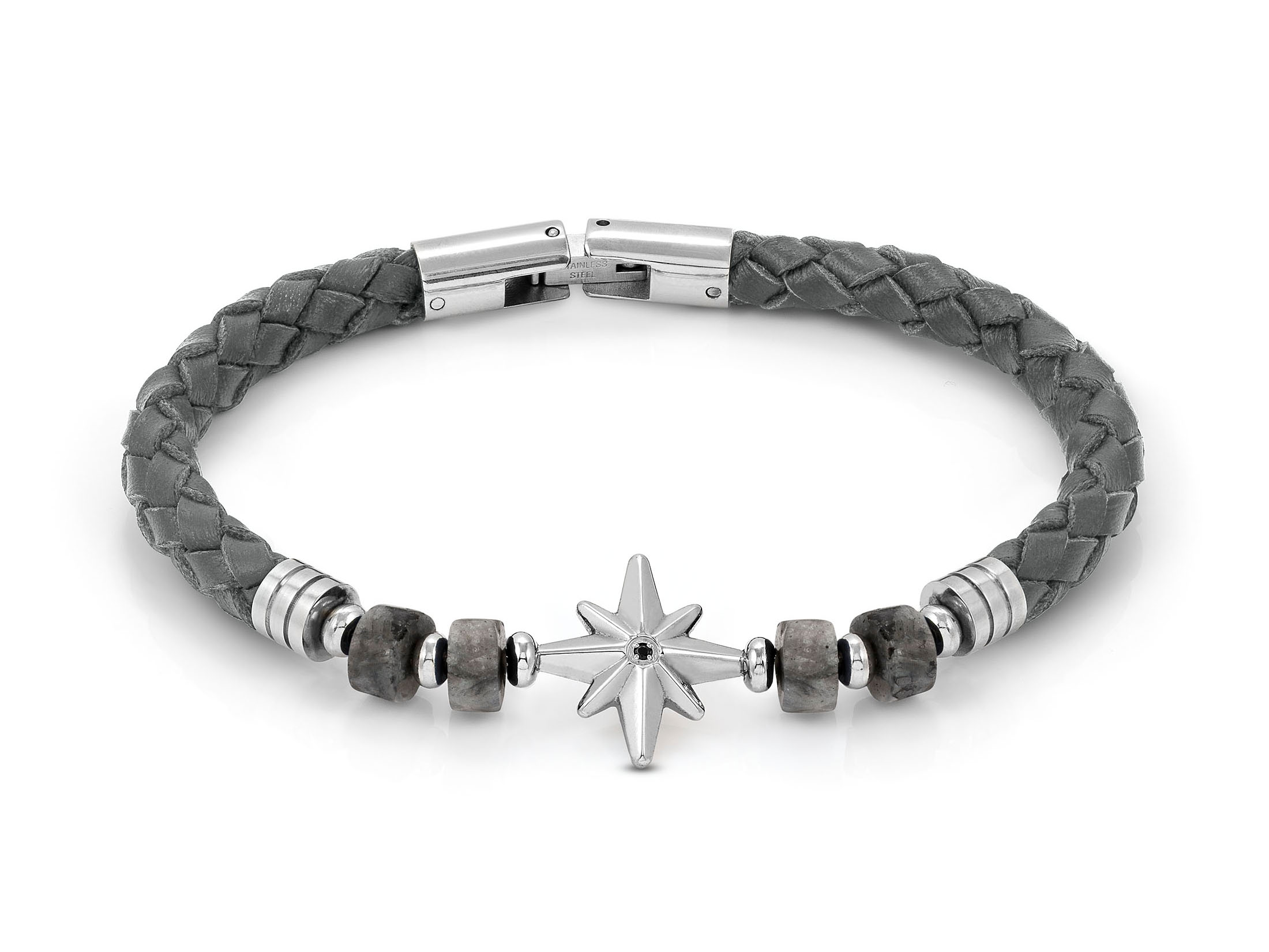 Lederarmband in grauer Farbe mit geflochtenem Design, verziert mit grauen Jaspissteinen und einem silbernen Windrosen-Anhänger, passend für Handgelenke von 19,5 bis 23 cm, Hersteller Nomination.