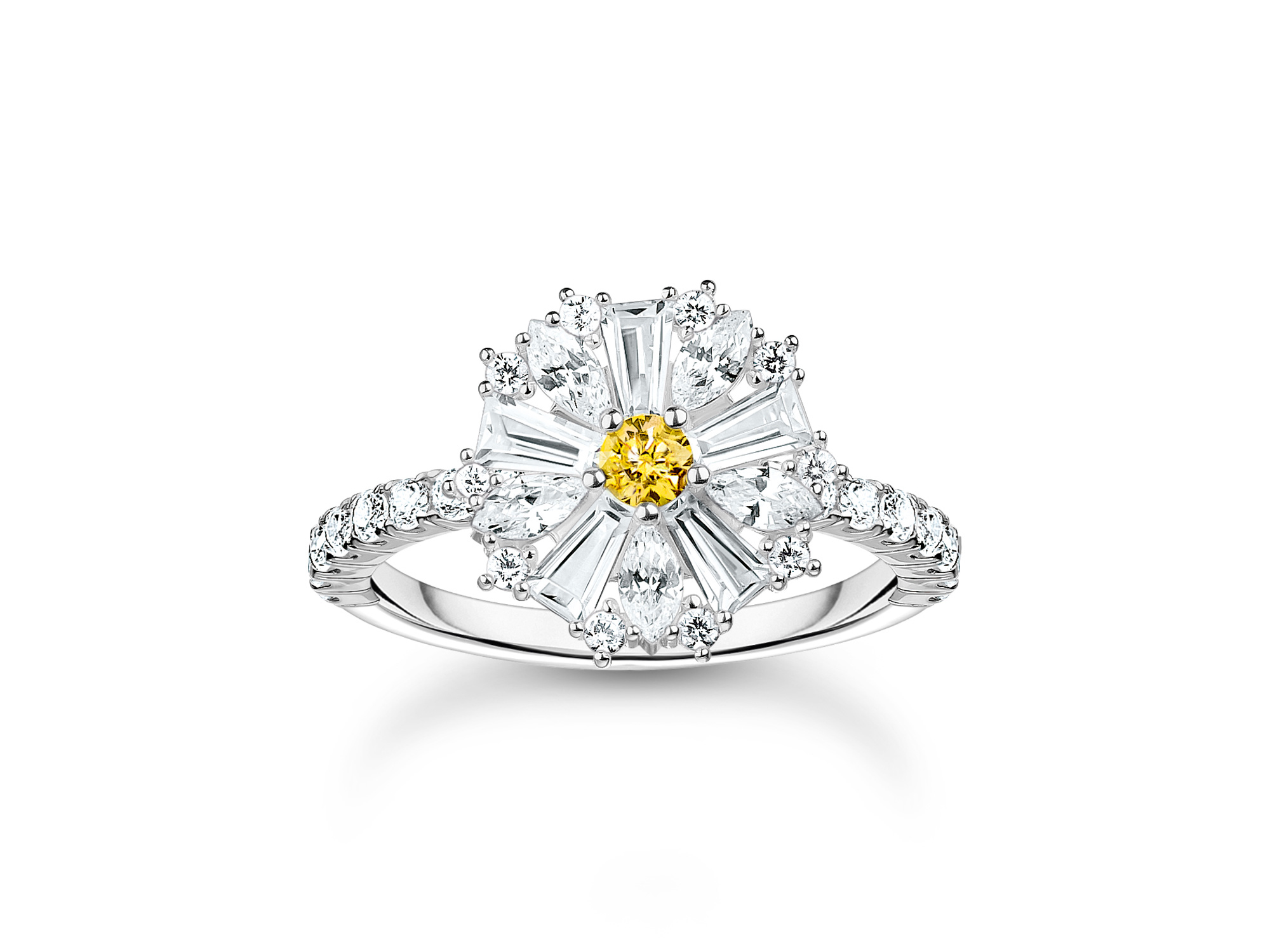 Der Thomas Sabo Ring TR2493-051-4-48 in der Größe 48 zeigt eine gelbe Blume aus verschiedenen funkelnden Steinen, elegant gefasst und strahlend im Mittelpunkt, ideal für besondere Anlässe.