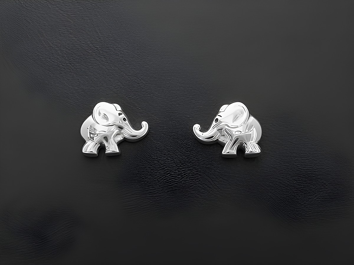 Silber Ohrringe in Elefantenform, LACK SCHWARZ auf schwarzem Hintergrund, hergestellt von Juwelier Harnisch, ideal für Kinder.