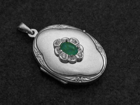 Smaragdgrüner Medaillon Cabochon in Weißgold 585 mit Brillanten, hergestellt von Juwelier Harnisch, elegantes Design und zeitlose Schönheit.