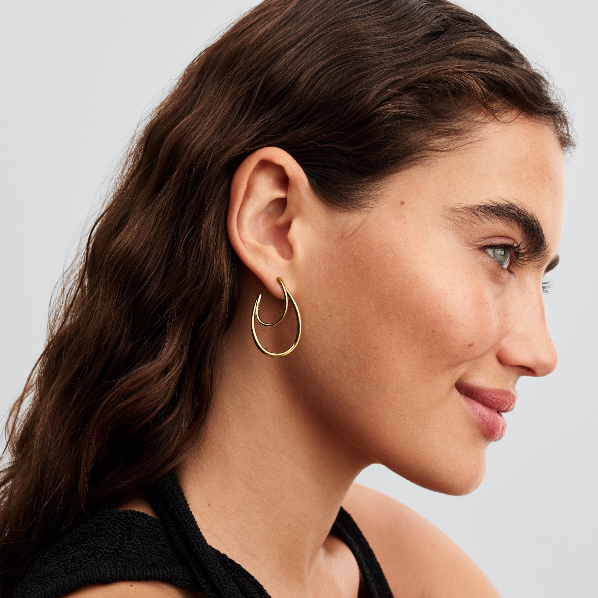 Pandora ESSENCE - organisch geformte Doppelring-Ohrringe - Gelbgold Vergoldung – Ansicht 2
