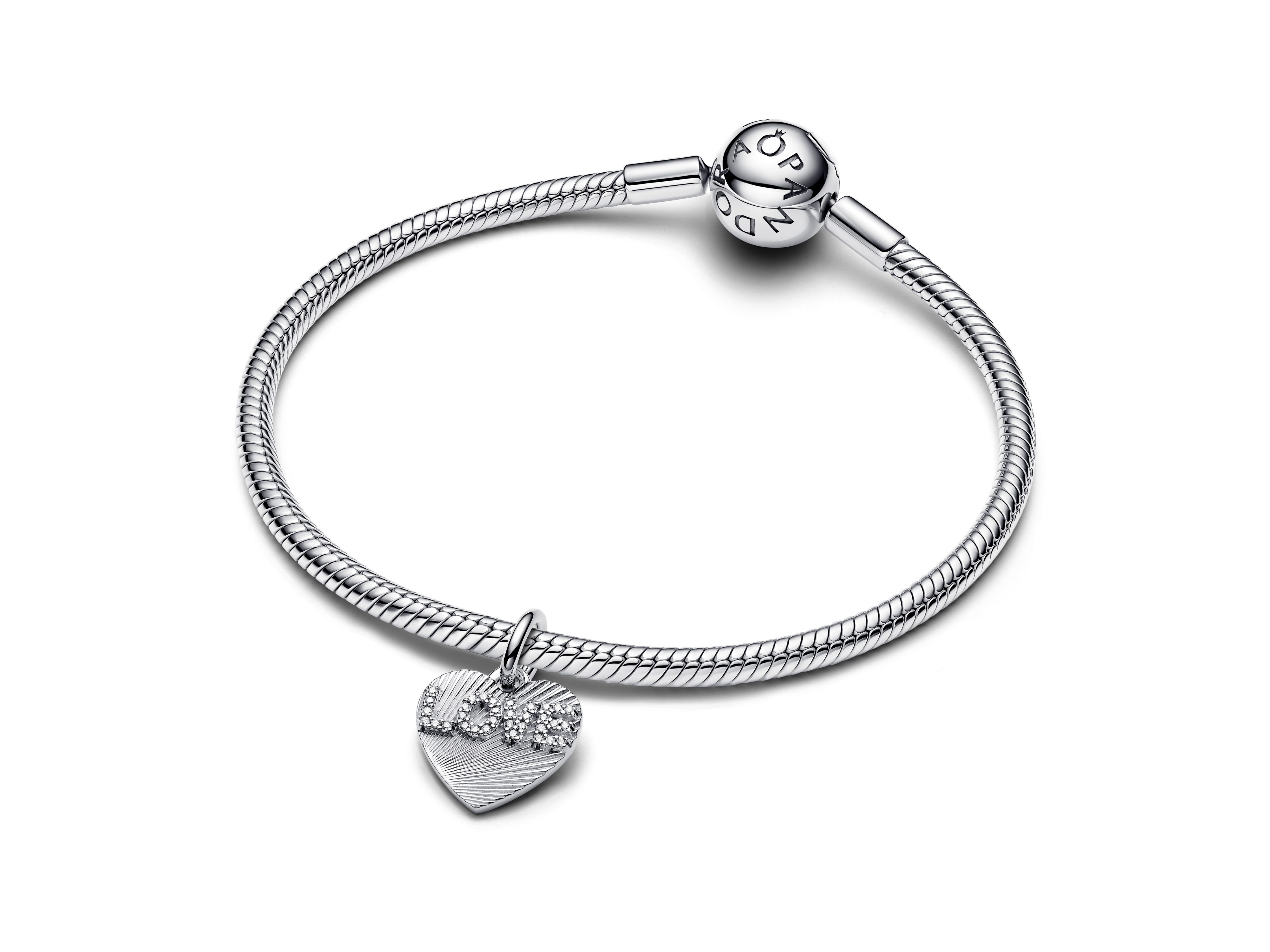 Silberner Pandora Charm mit Herzanhänger, verziert mit klarem Zirkonia, an einem flexiblen Armband. Modernes Design für jeden Anlass, ideal als Geschenk oder zur Selbstschmuckgestaltung.