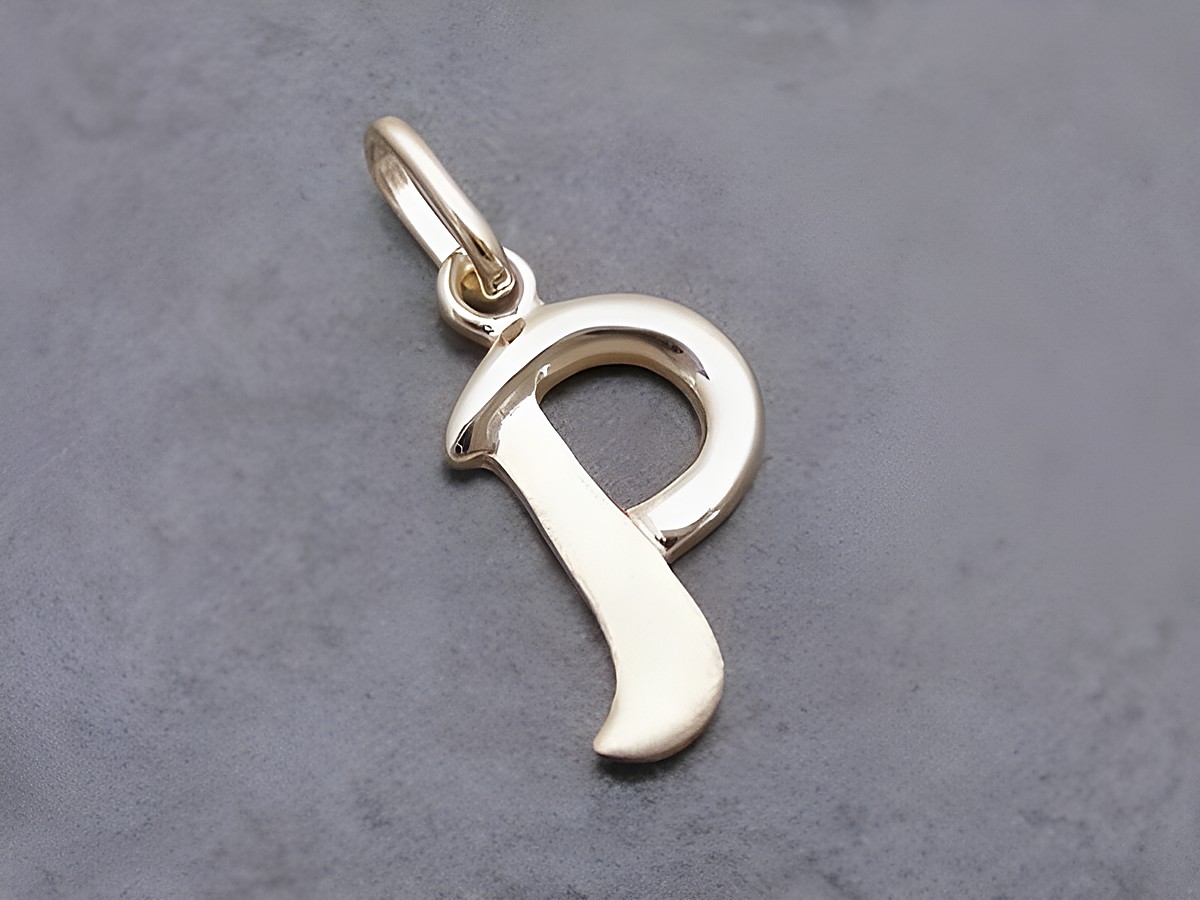 Buchstabenanhänger P in teilmattiertem Gold 333 vom Hersteller Juwelier Harnisch, elegant gestaltet und ideal für persönliche Akzente.