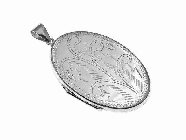 Medaillon oval mit floralem Muster in Silber, zeitloses Design, hergestellt von Juwelier Harnisch, zeigt feine Gravuren und eine elegante Form, ideal als Schmuckstück für besondere Anlässe.