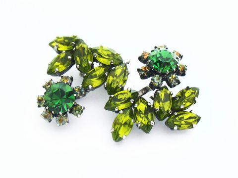 Brosche in Form einer Blume aus grünem Strass, Hersteller Juwelier Harnisch, elegantes Design mit funkelnden grünen Steinen, ideal für besondere Anlässe oder als modisches Accessoire.