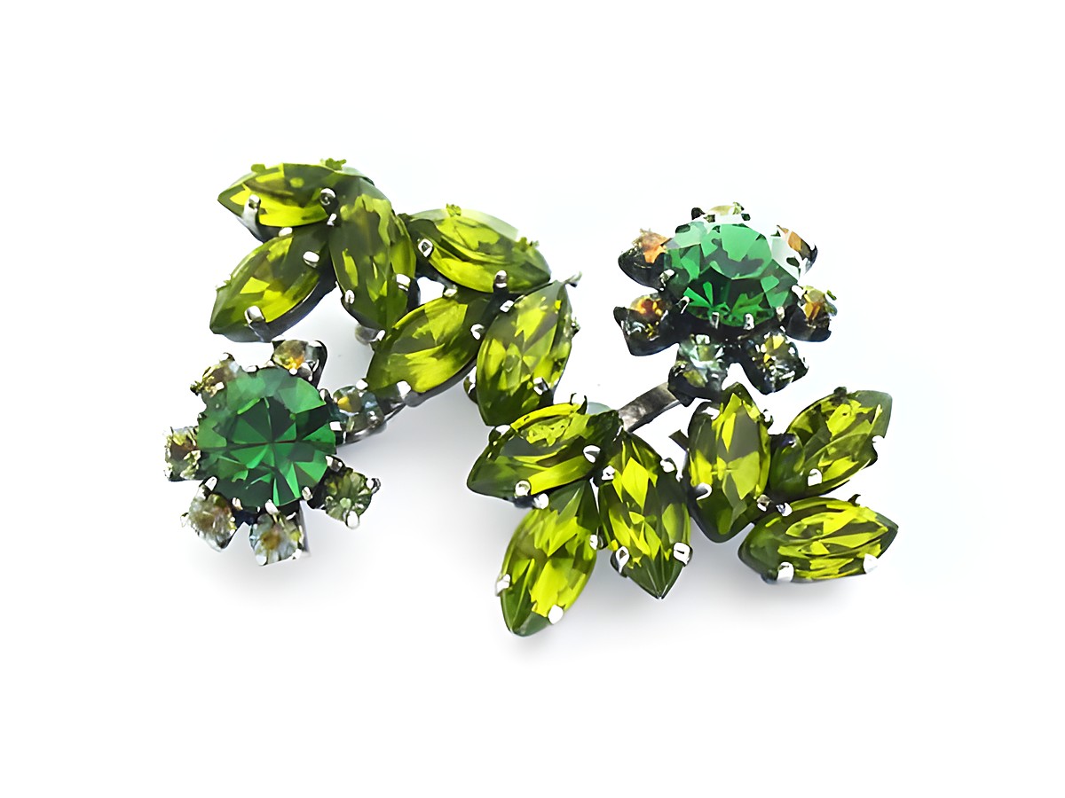 Brosche in Form einer Blume aus grünem Strass, Hersteller Juwelier Harnisch, elegantes Design mit funkelnden grünen Steinen, ideal für besondere Anlässe oder als modisches Accessoire.
