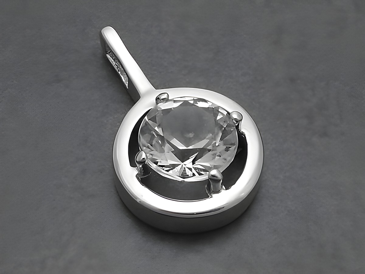 Silber Anhänger rhodiniert 23x14mm mit einem runden Bergkristall, strahlend und elegant, hergestellt von Juwelier Harnisch, ideal für stilvolle Schmuckliebhaber.