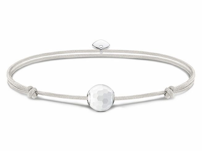Textilarmband von Thomas Sabo A2116-130-14-L22V mit einem weißen Achat Karma Bead, gefertigt aus hochwertigen Materialien, eignet sich für Handgelenke bis 22 cm.