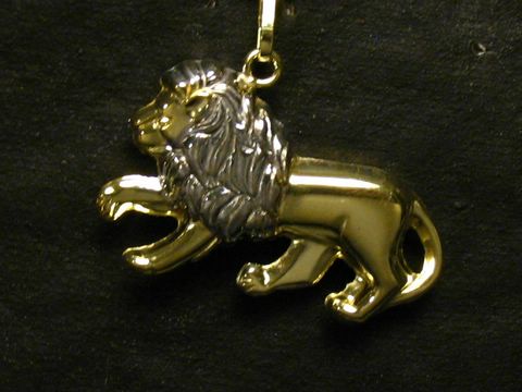 Löwe Gold Anhänger in Bicolor für das Sternzeichen Löwe, Hersteller Juwelier Harnisch, 23 mm, detailreiche Gestaltung des Löwen mit glänzender Oberfläche.