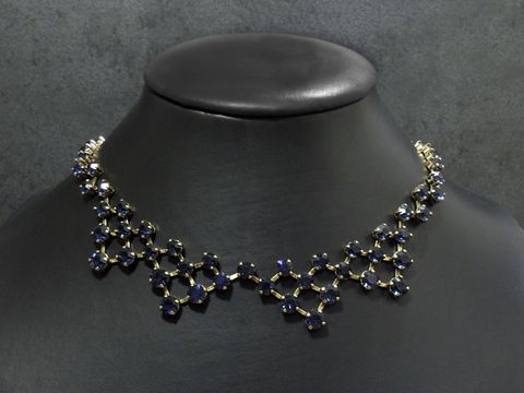 Elegante Strass Kette in Safirblau, 41 cm lang, mit goldfarbener Fassung von Juwelier Harnisch, perfekt für festliche Anlässe.