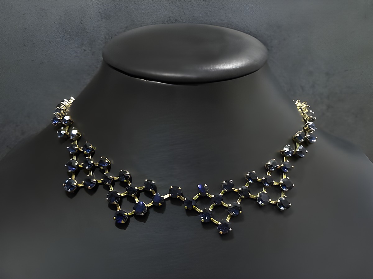 Elegante Strass Kette in Safirblau, 41 cm lang, mit goldfarbener Fassung von Juwelier Harnisch, perfekt für festliche Anlässe.