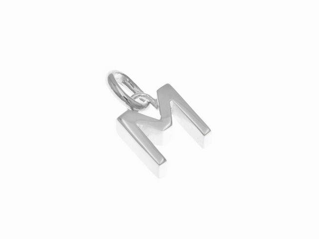 Ein polierter Anhänger aus Sterling Silber in Form des Buchstabens M, hergestellt von Juwelier Harnisch, blickwinkel von oben.