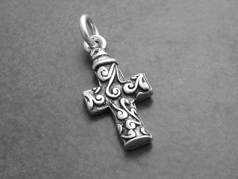 Kleines Kreuz mit Ornamenten aus Sterling Silber, hergestellt von Juwelier Harnisch, verziert mit einem eleganten Muster.