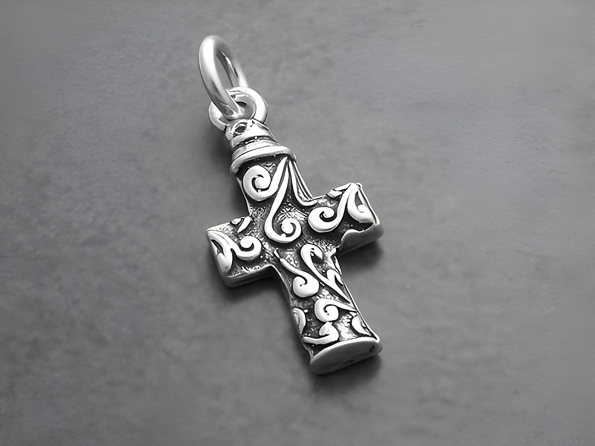 Kleines Kreuz mit Ornamenten aus Sterling Silber, hergestellt von Juwelier Harnisch, verziert mit einem eleganten Muster.