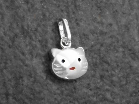 Niedlicher Katzen Anhänger aus Sterling Silber für Kinder, hergestellt von Juwelier Harnisch. Der Anhänger zeigt das freundliche Gesicht einer Katze mit roten Details.