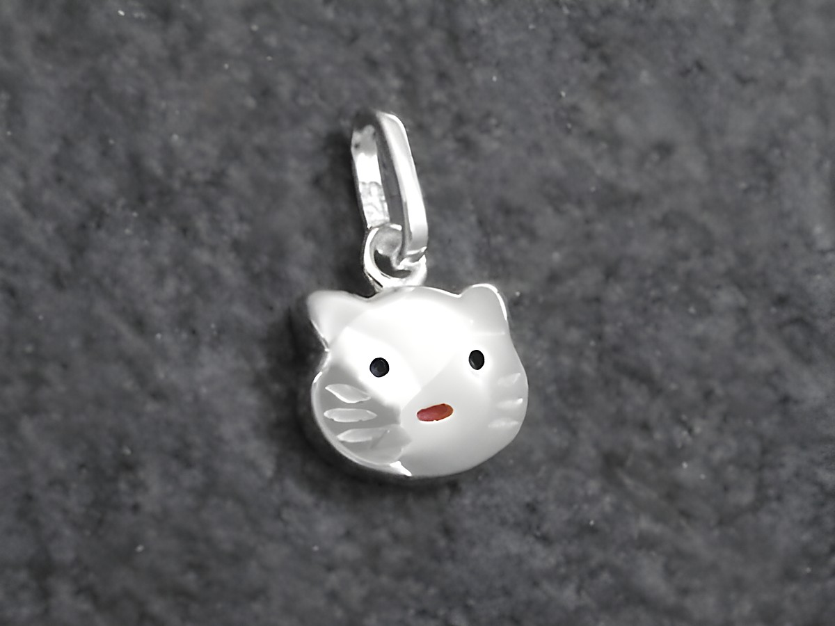 Niedlicher Katzen Anhänger aus Sterling Silber für Kinder, hergestellt von Juwelier Harnisch. Der Anhänger zeigt das freundliche Gesicht einer Katze mit roten Details.
